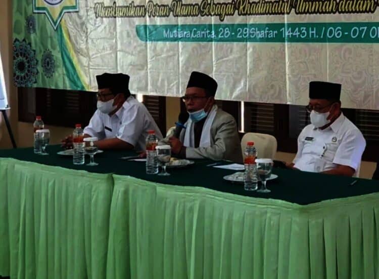 MUSDA MUI PANDEGLANG–Ketua MUI Kabupaten Pandeglang, KH. Tb Hamdi Ma'ani (tengah), sedang memberikan sambutan sebelum demisioner diperiode pertama, pada acara Musda X MUI Pandeglang. (ISTIMEWA)