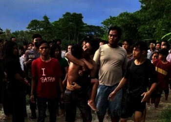 DISELAMATKAN–Korban tenggelam di sungai digendong warga, dan dapat diselamatkan, Jumat (29/10/2021). (SIDIK/SATELITNEWS.ID)