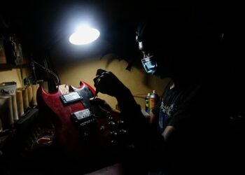 Potret Produksi Gitar Listrik di Ciputat, Tangerang Selatan