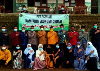 KAMPUNG EKONOMI DIGITAL–Usai diresmikan, penggagas Kampung Ekonomi Digital bersama para pejabat, foto bersama di Cigobang, Desa Curug Lemo, Kecamatan Mandalawangi, Kabupaten Pandeglang, Jumat (1/10/2021). (ISTIMEWA)