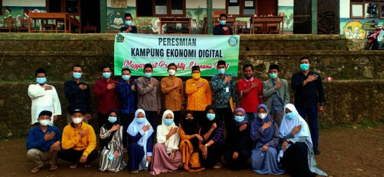 KAMPUNG EKONOMI DIGITAL–Usai diresmikan, penggagas Kampung Ekonomi Digital bersama para pejabat, foto bersama di Cigobang, Desa Curug Lemo, Kecamatan Mandalawangi, Kabupaten Pandeglang, Jumat (1/10/2021). (ISTIMEWA)