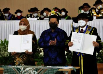 JALIN KERJASAMA–Bupati Pandeglang, Irna Narulita, menunjukan hasil MoU dengan Untirta, didampingi Menteri BUMN RI, di Auditorium Kampus Sindangsari, Jumat (1/10/2021). (ISTIMEWA)