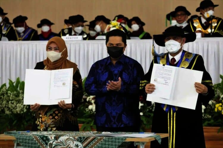 JALIN KERJASAMA–Bupati Pandeglang, Irna Narulita, menunjukan hasil MoU dengan Untirta, didampingi Menteri BUMN RI, di Auditorium Kampus Sindangsari, Jumat (1/10/2021). (ISTIMEWA)