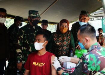 Bupati Serang Ratu Tatu Chasanah, tinjau pelaksanaan vaksinasi. (ISTIMEWA)