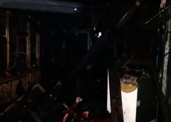 Sebuah rumah permanen di Kecamatan Kibin, Kabupaten Serang, ludes terbakar, Selasa (5/10/2021) malam. (ISTIMEWA)