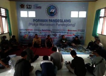 SILATURAHMI–Jajaran Polres Pandeglang, sedang bersilaturahmi dengan rekan – rekan wartawan yang tergabung dalam Porwan Pandeglang, di Sekretariat Porwan Pandeglang, Jumat (15/10/2021). (NIPAL SUTIANA/SATELITNEWS.ID)
