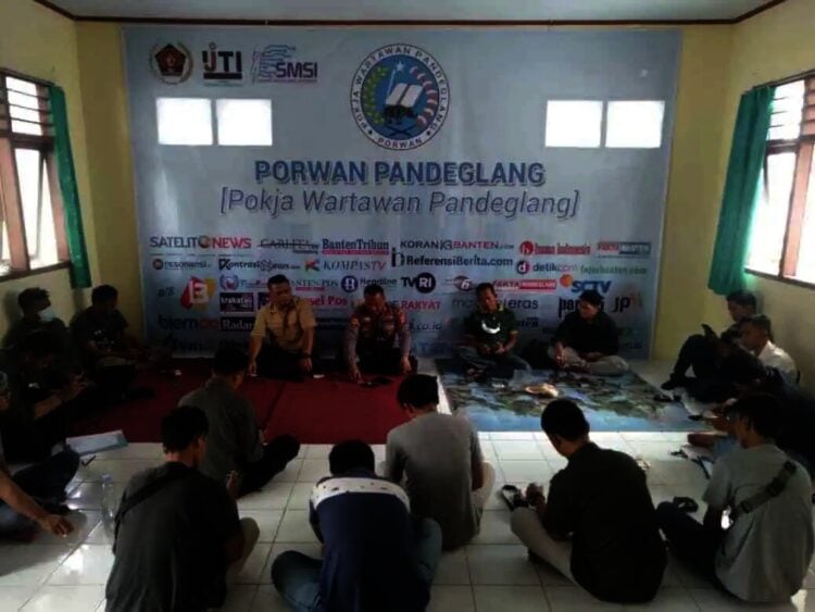 SILATURAHMI–Jajaran Polres Pandeglang, sedang bersilaturahmi dengan rekan – rekan wartawan yang tergabung dalam Porwan Pandeglang, di Sekretariat Porwan Pandeglang, Jumat (15/10/2021). (NIPAL SUTIANA/SATELITNEWS.ID)