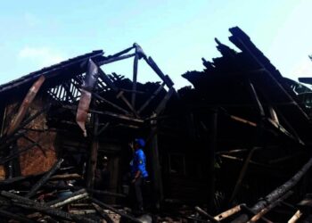 KEBAKARAN–Ketua KSB Pandeglang, Beni Madsira, sedang meninjau kondisi rumah korban kebakaran, Sabtu (16/10/2021). (ISTIMEWA)