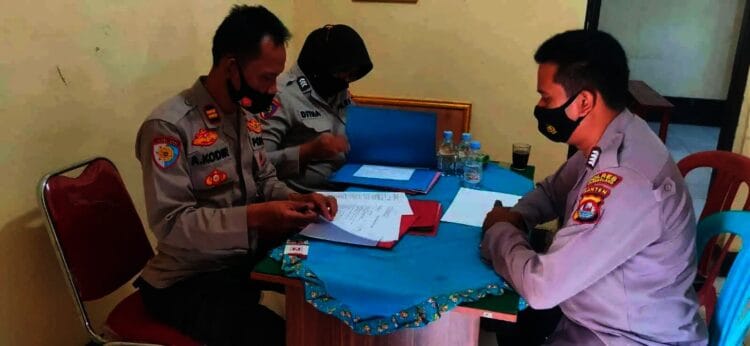 PEMERIKSAAN–Ketua Tim Supervisi Audit Kinerja, Iptu Abdul Kodir, bersama jajarannya sedang melakukan audit di salah satu Polsek di Kabupaten Pandeglang, Selasa (26/10/2021). (ISTIMEWA)