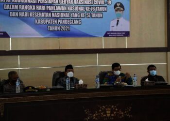 Ketua Tim Satgas Covid-19 Kabupaten Pandeglang, Ramadani, sedang memberikan arahan kepada stakeholder, di Aula Pendopo Bupati Pandeglang, Kamis (28/10/2021). (NIPAL SUTIANA/SATELITNEWS.ID)