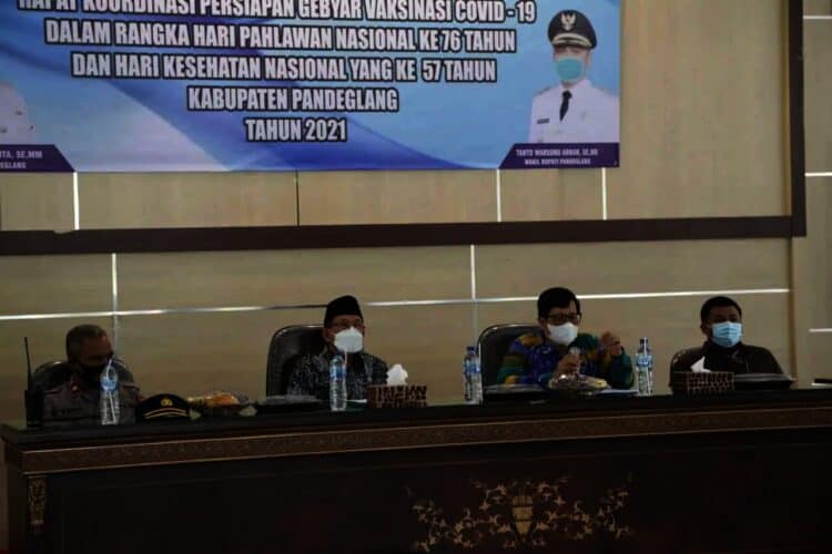 Ketua Tim Satgas Covid-19 Kabupaten Pandeglang, Ramadani, sedang memberikan arahan kepada stakeholder, di Aula Pendopo Bupati Pandeglang, Kamis (28/10/2021). (NIPAL SUTIANA/SATELITNEWS.ID)