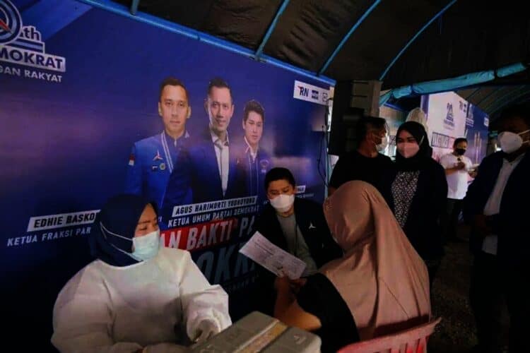 Anggota DPR RI, Rizki Natakusumah, sedang meninjau pelaksanaan vaksinasi yang digelar di Kecamatan Labuan, Sabtu (2/10/2021). (ISTIMEWA)