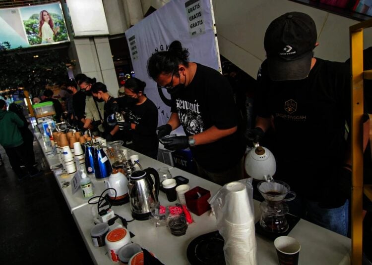 Potret Bagi-bagi Kopi Gratis di Peringatan Hari Kopi Internasional