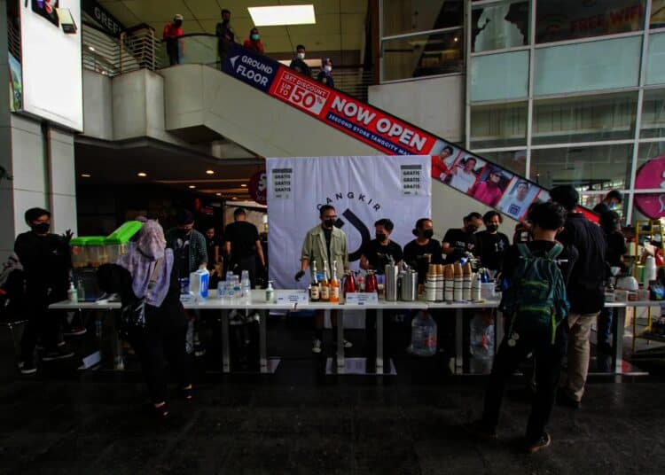 Potret Bagi-bagi Kopi Gratis di Peringatan Hari Kopi Internasional