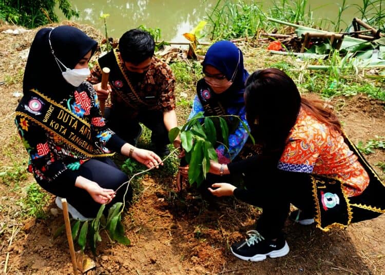Potret Penanaman Pohon dan Operasi Bersih di Kawasan Sungai Cisadane