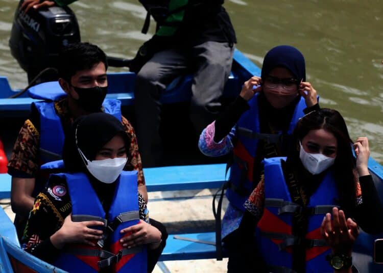 Potret Penanaman Pohon dan Operasi Bersih di Kawasan Sungai Cisadane