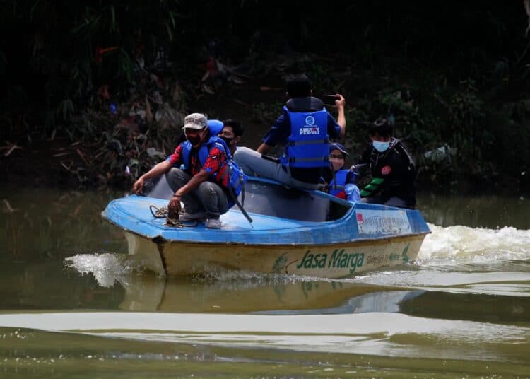 Potret Penanaman Pohon dan Operasi Bersih di Kawasan Sungai Cisadane