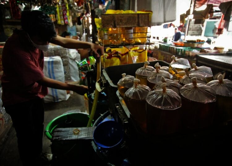Potret Pedagang Minyak Goreng di Pasar Anyar Pasca Kenaikan Harga
