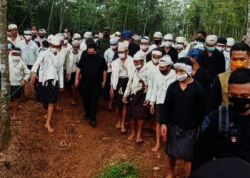Menteri BUMN Erick Thohir didamping masyarakat Baduy saat menyambangi korban kebakaran, Rabu (20/10/2021). ISTIMEWA
