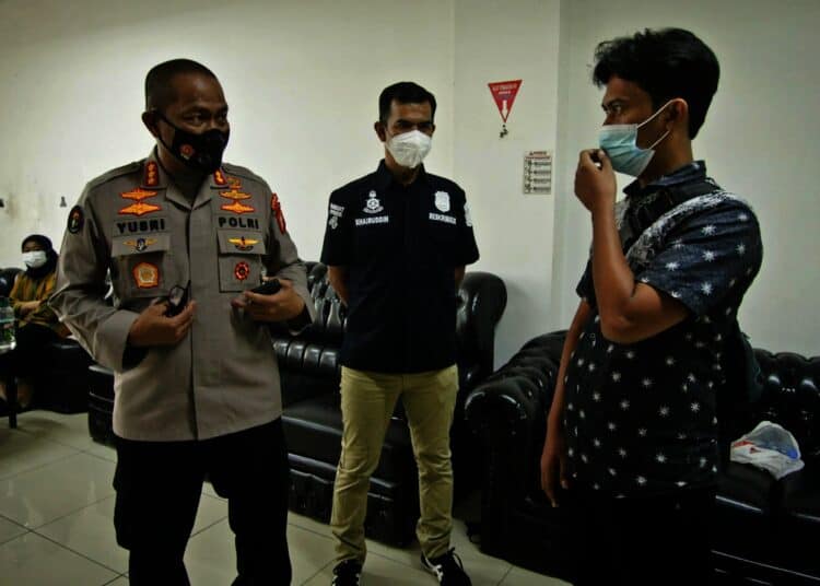 Potret Penggerebekan Kantor Pinjol Ilegal di Green Lake City Cipondoh