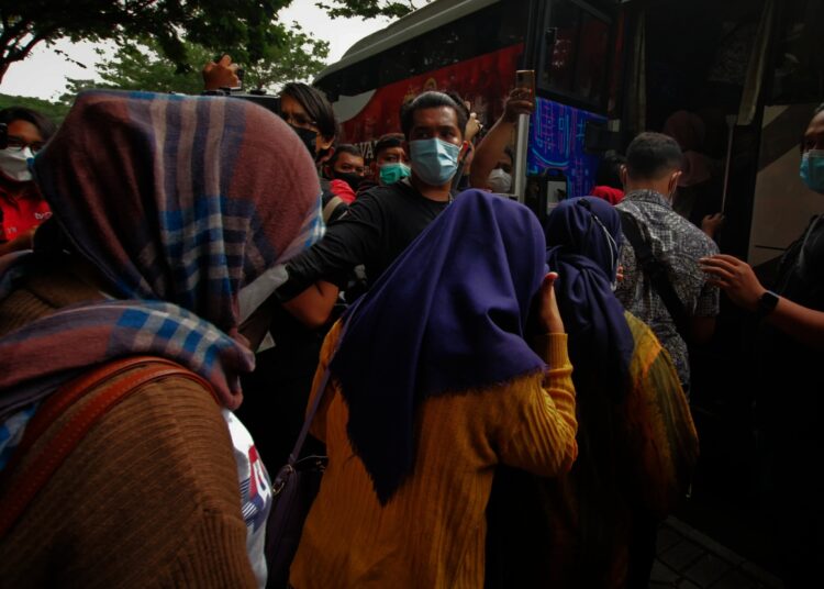 Potret Penggerebekan Kantor Pinjol Ilegal di Green Lake City Cipondoh