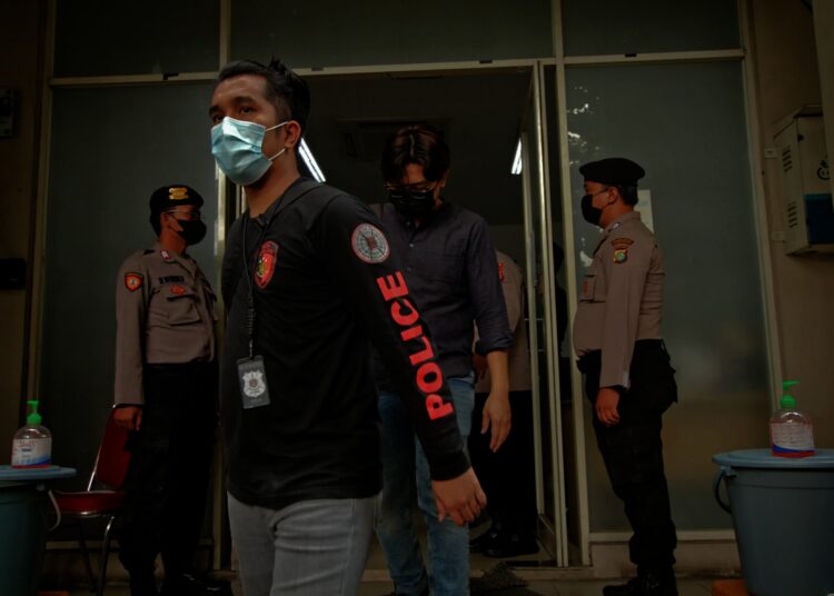 Potret Penggerebekan Kantor Pinjol Ilegal di Green Lake City Cipondoh
