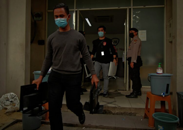 Potret Penggerebekan Kantor Pinjol Ilegal di Green Lake City Cipondoh
