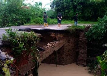 Jembatan Cijoro Bendung Lebak Digerus Longsor, Mobil tak Bisa Lewat
