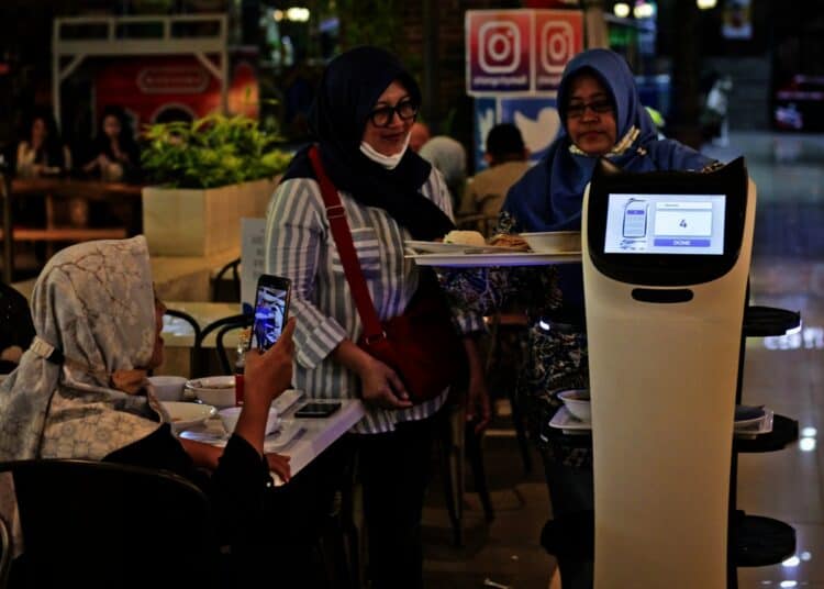 Potret Robot Pramusaji di Tangcity Mal Kota Tangerang
