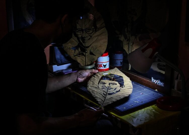 Potret Produksi Seni Lukis Wajah Dari Daun Jati Kering di Kota Tangsel