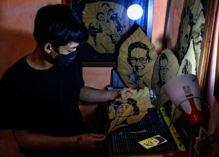 Potret Produksi Seni Lukis Wajah Dari Daun Jati Kering di Kota Tangsel
