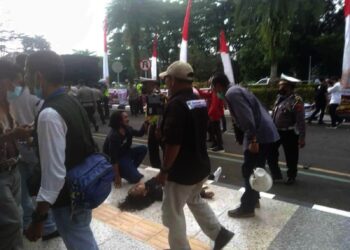Setelah Dibanting Polisi, Mahasiswa Kejang-Kejang