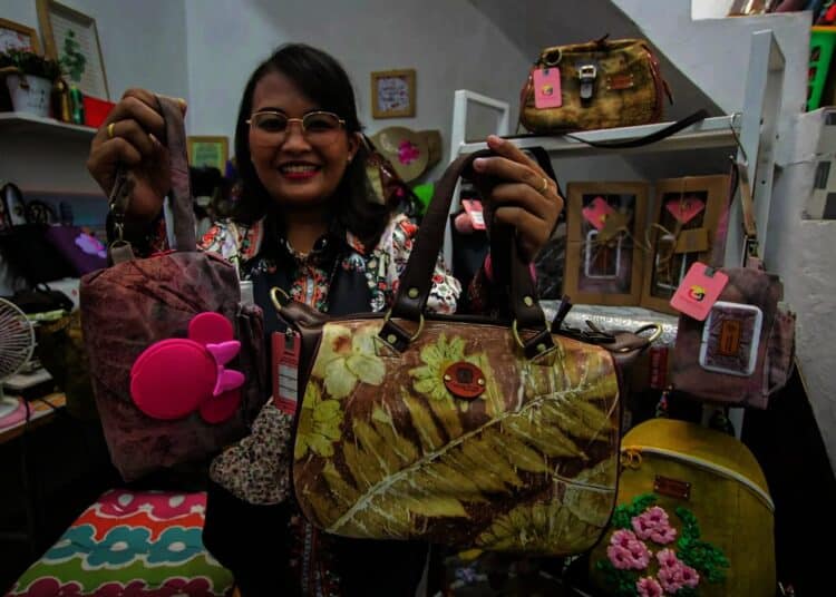 Potret Produksi Tas Ecoprint Rumahan di Karang Tengah Tembus Malaysia