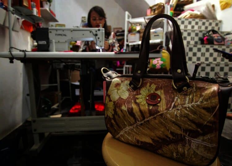 Potret Produksi Tas Ecoprint Rumahan di Karang Tengah Tembus Malaysia