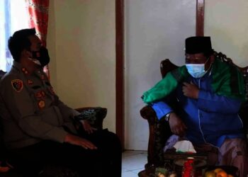BERSILATURAHMI–Kapolres Serang AKBP Yudha Satria, bersilaturahmi dengan seorang tokoh agama di wilayah Kabupaten Serang, Rabu (6/10/2021). (ISTIMEWA)