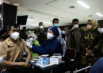 Bupati Serang, Ratu Tatu Chasanah, tinjau pelaksanaan vaksinasi. (ISTIMEWA)