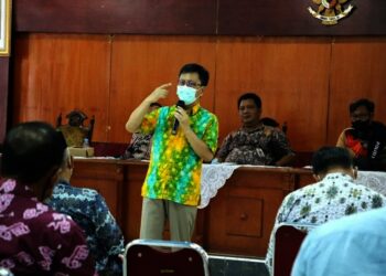Kepala Dinkes Kabupaten Serang, Agus Sukmayadi, sampaikan sambutan rencana vaksinasi di desa yang akan menggelar Pilkades. (ISTIMEWA)