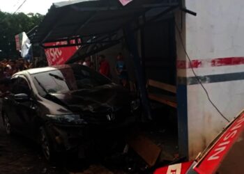 LAKA LANTAS–Tiba – tiba, sebuah mobil sedan dengan Nomor Polisi B 777 RNI, yang dikemudikan Moch Zen Saputra diduga keluar jalur dan hingga menabrak 2 orang warga yang hendak mengisi bahan bakar di kios BBM eceran di pinggir jalan, Sabtu (30/10/2021). (ISTIMEWA)