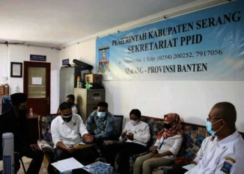 KI Banten melakukan visitasi keterbukaan informasi publik dalam, rangka Monitoring dan Evaluasi (Monev) Keterbukaan Informasi Publik tahun 2021 di PPID Kabupaten Serang, di kantor Dinas Komunikasi Informatika Persandian dan Statistik (Diskominfosatik) Jumat (15/10/2021). (ISTIMEWA)