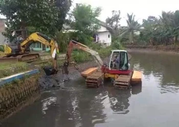 Antisipasi Banjir, DPU Tangsel Keruk Kali Ciputat