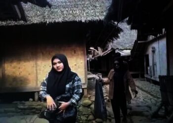 Patut Ditiru, Kelompok Mahasiswa Lebak Ini Bersihkan Sampah di Lingkungan Masyarakat Baduy