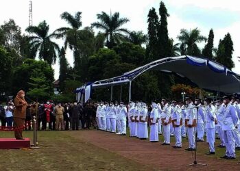 Bupati Pandeglang, Irna Narulita, menyampaikan sambutan usai melantik 206 Kades, di Alun-alun Pandeglang, Senin (8/11/2021). (NIPAL SUTIANA/SATELITNEWS.ID)