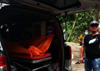 EVAKUASI–Usai melakukan olah TKP, personel Inafis Polres Pandeglang bersiap membawa jasad korban yang ditemukan meninggal dunia ke RSUD Berkah Pandeglang, Selasa (9/11/2021). (NIPAL SUTIANA/SATELITNEWS.ID)