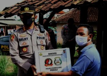 Kapolres Pandeglang, AKBP Belny Warlansyah sedang memberikan bantuan kepada penyandang disabilitas, di kediamannya, Kamis (18/11/2021). (ISTIMEWA)