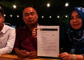 TUNJUKAN PUTUSAN PN–Anggota DPRD Banten, Ida Hamidah, didampingi kuasa hukumnya menujukan hasil gugatan mantan suaminya dari PN Pandeglang, saat ditemui di salah satu rumah makan di Pandeglang, Rabu (24/11/2021) malam. (NIPAL SUTIANA/SATELITNEWS.ID)