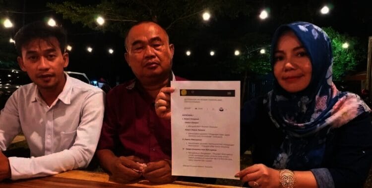TUNJUKAN PUTUSAN PN–Anggota DPRD Banten, Ida Hamidah, didampingi kuasa hukumnya menujukan hasil gugatan mantan suaminya dari PN Pandeglang, saat ditemui di salah satu rumah makan di Pandeglang, Rabu (24/11/2021) malam. (NIPAL SUTIANA/SATELITNEWS.ID)