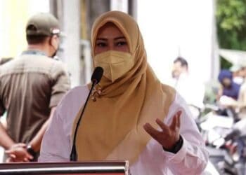 Bupati Pandeglang, Irna Narulita, sedang menyampaikan sambutan di salah satu acara kunjungannya di Kecamatan Panimbang, beberapa waktu lalu. (ISTIMEWA)