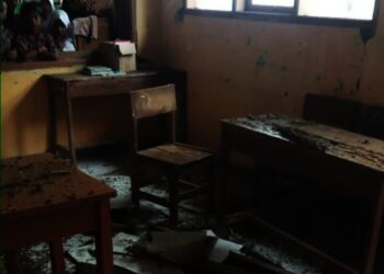 Plafon kelas 5 SDN Perdana 3, di Kampung Babakan Kaweni, Desa Perdana, Kecamatan Sukaresmi, Kabupaten Pandeglang, ambruk. (ISTIMEWA)