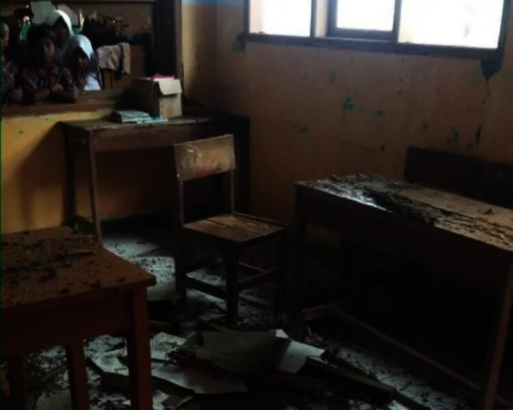 Plafon kelas 5 SDN Perdana 3, di Kampung Babakan Kaweni, Desa Perdana, Kecamatan Sukaresmi, Kabupaten Pandeglang, ambruk. (ISTIMEWA)