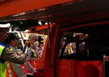 Satgas Nataru Astra Infra Grup selaku Operator Jalan Tol Tangerang – Merak, melakukan pengecekan kendaraan operasional, Rabu (24/11/2021). (ISTIMEWA)